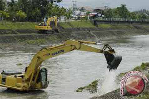 Makassar Gencarkan Pengerukan Sedimen Drainase Kota